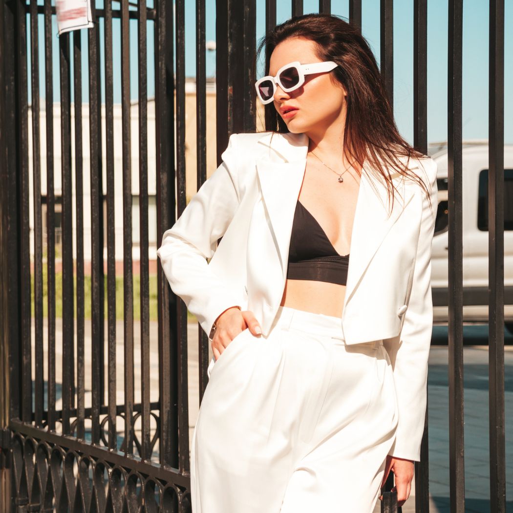 Garnitury damskie ze spodniami na lato 2024. Ja je nosić do pracy?